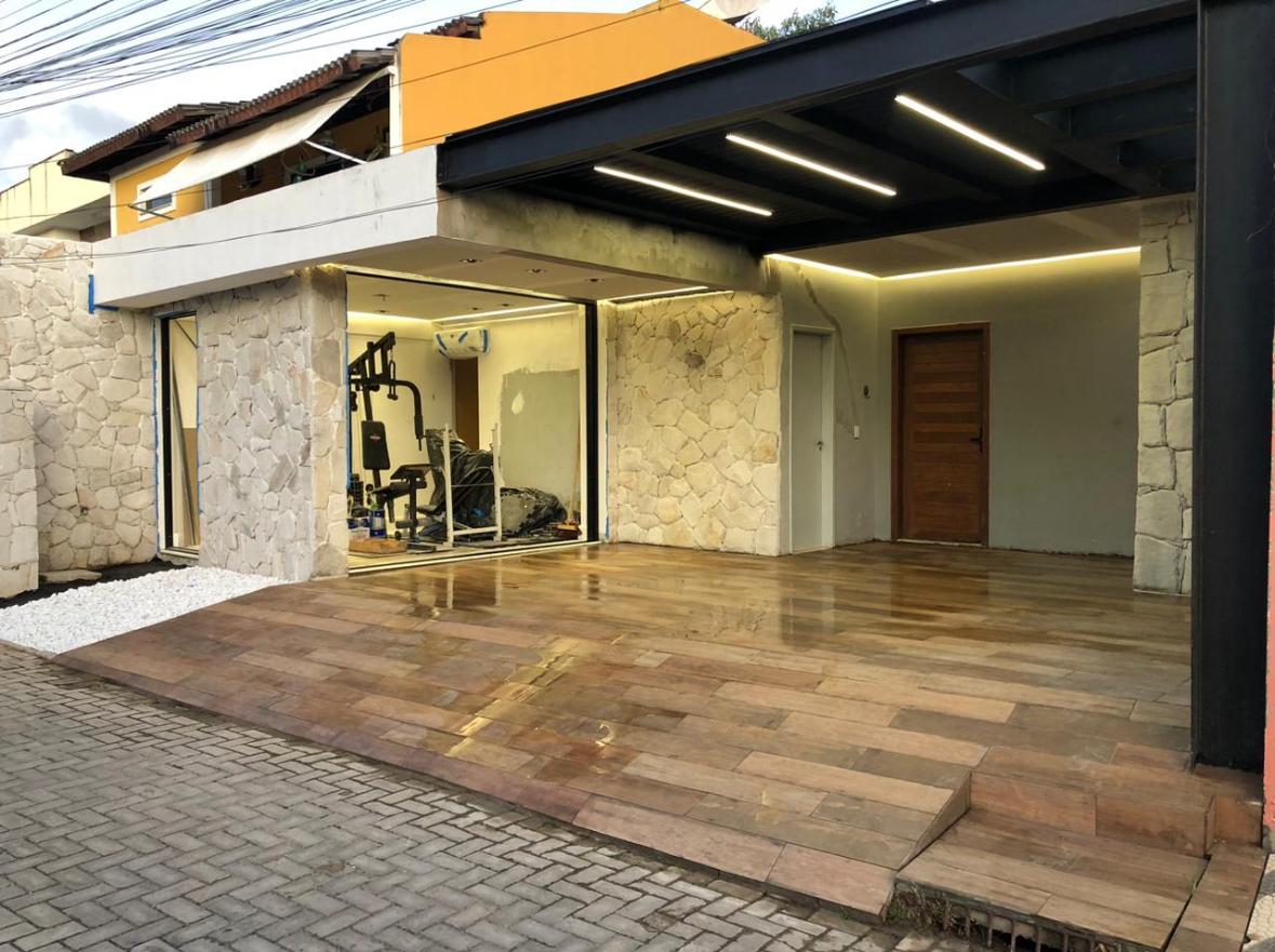 Execução — revestimento em pedra e estrutura