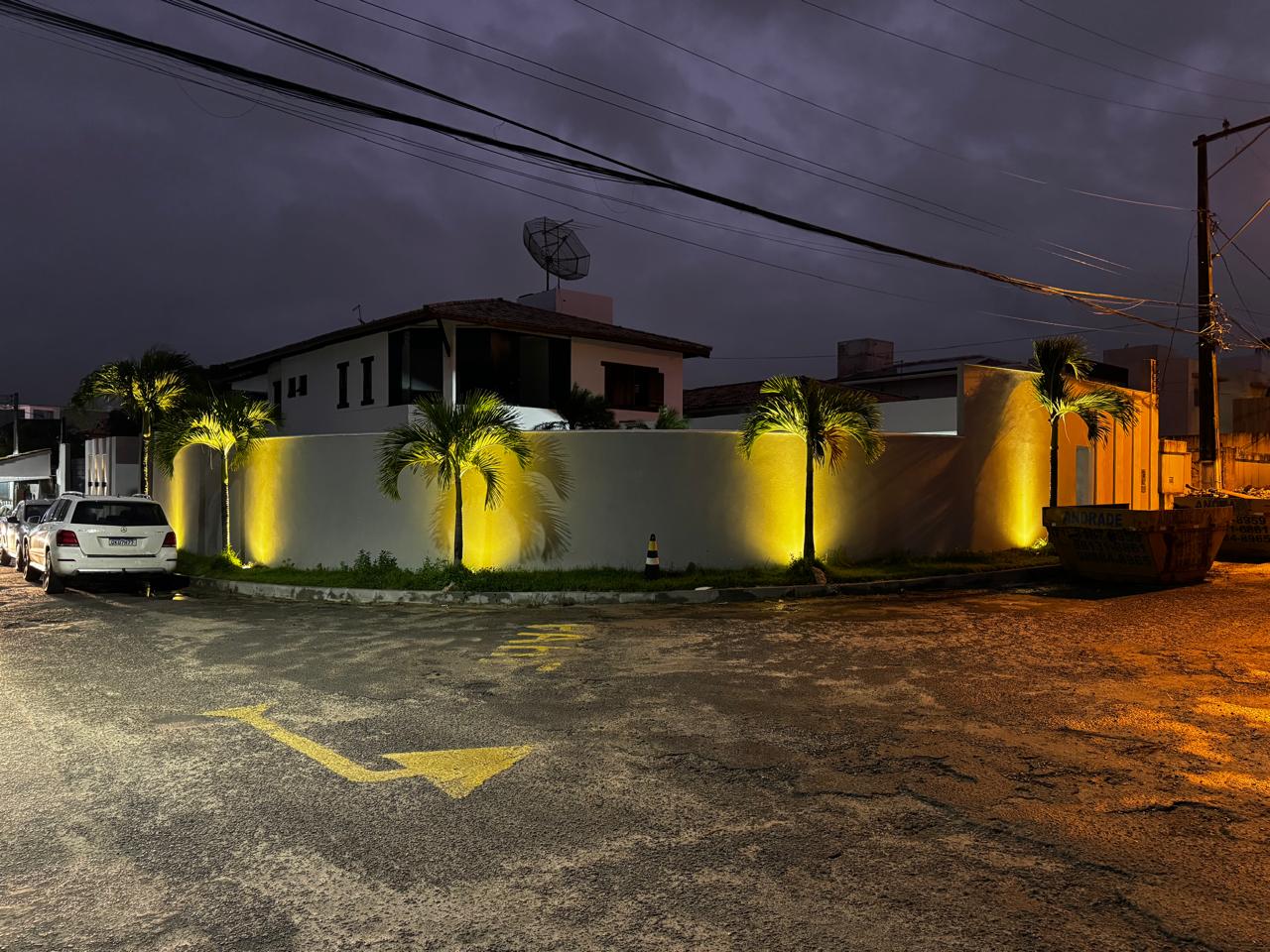 Muro reformado com iluminação — QL Engenharia