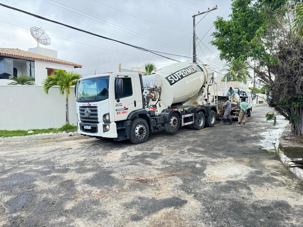 Estrutura metálica em execução — treliças