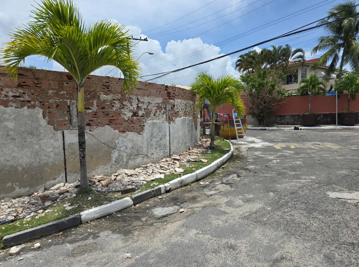 Reboco removido — alvenaria exposta