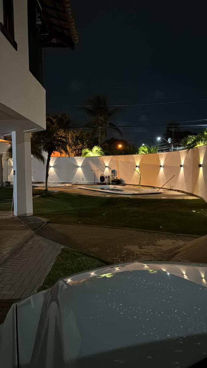 Vista noturna da área gourmet com iluminação