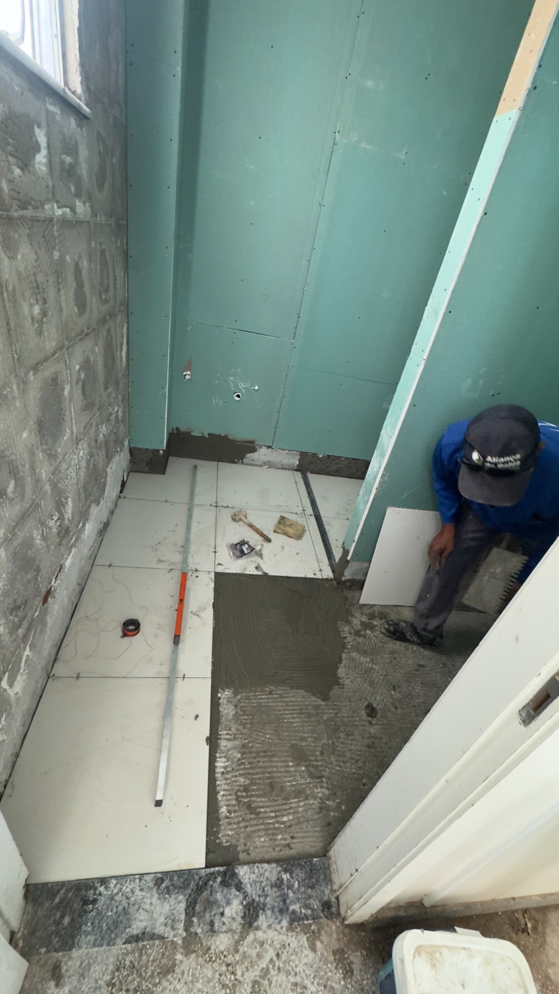 Assentamento de revestimento em banheiro hospitalar