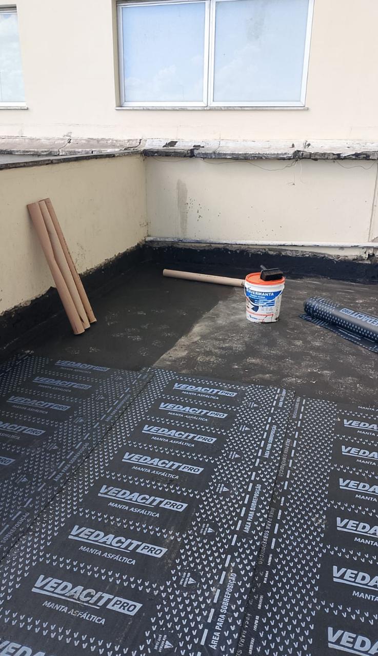Detalhe de impermeabilização — canto e rodapé