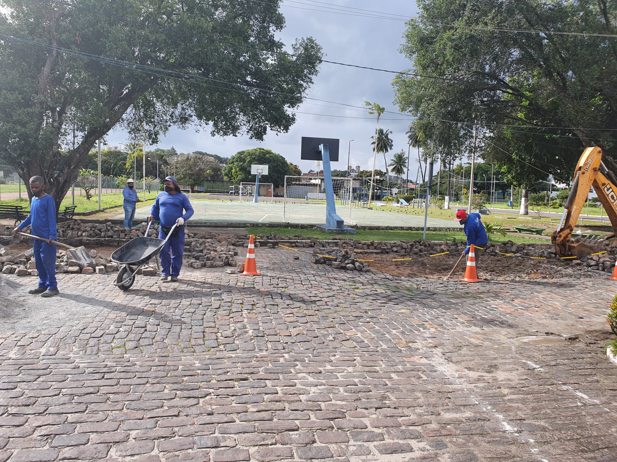 Antes e depois — reconstrução de muro