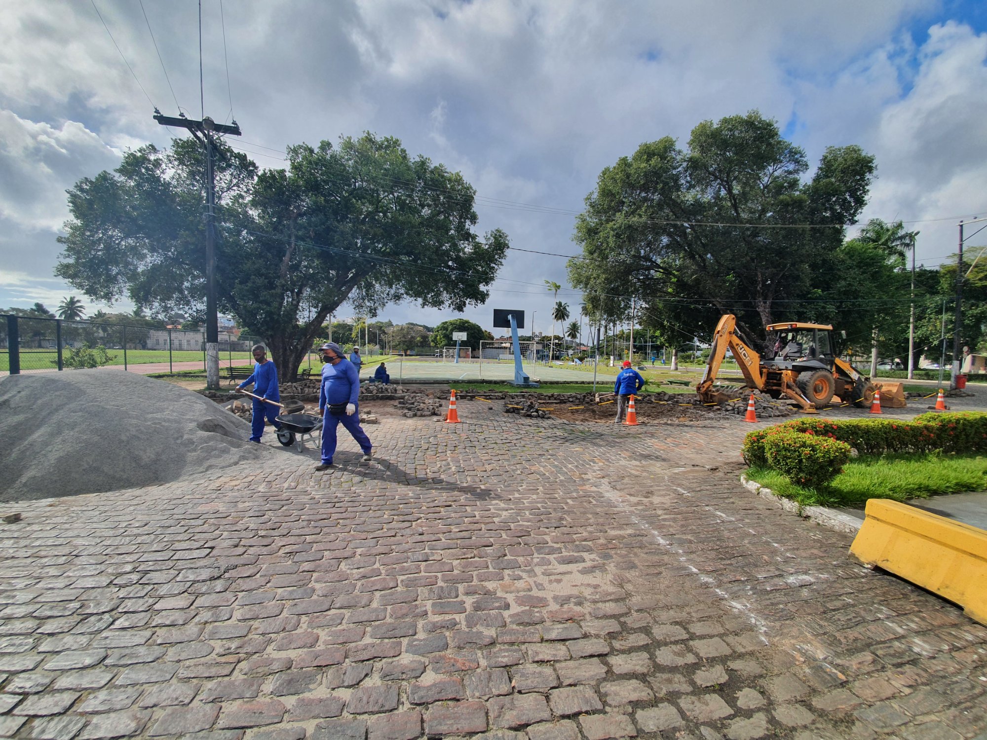 Recalçamento em praça da Vila Militar — Salvador