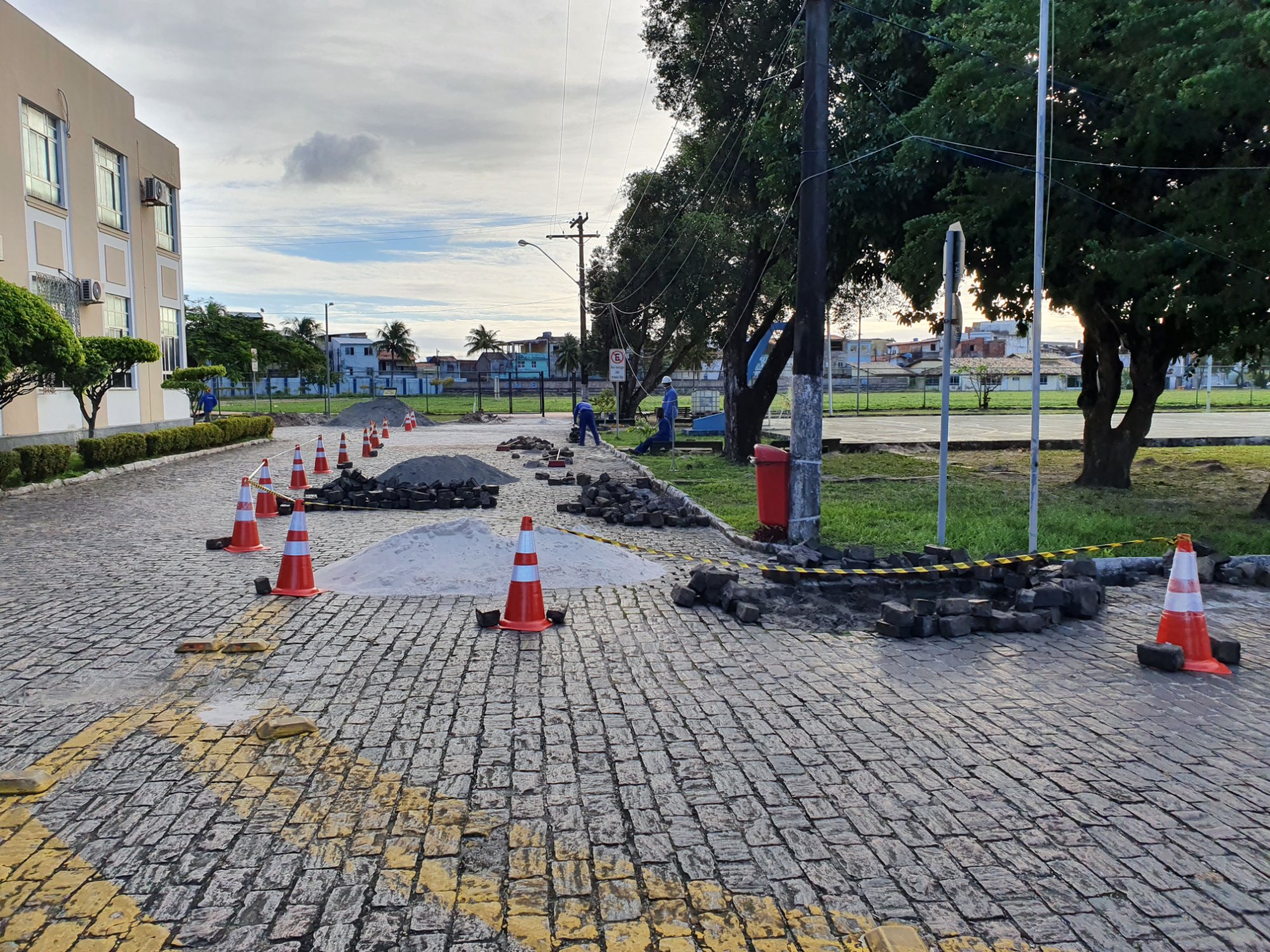 Equipe em serviço de pavimentação — Vila Militar